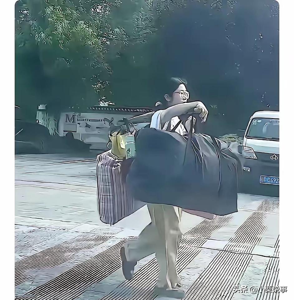 再论扁担女孩
如今，高考通知书已经发下
高校有的已经开学。有人说扁担女孩是网爆一