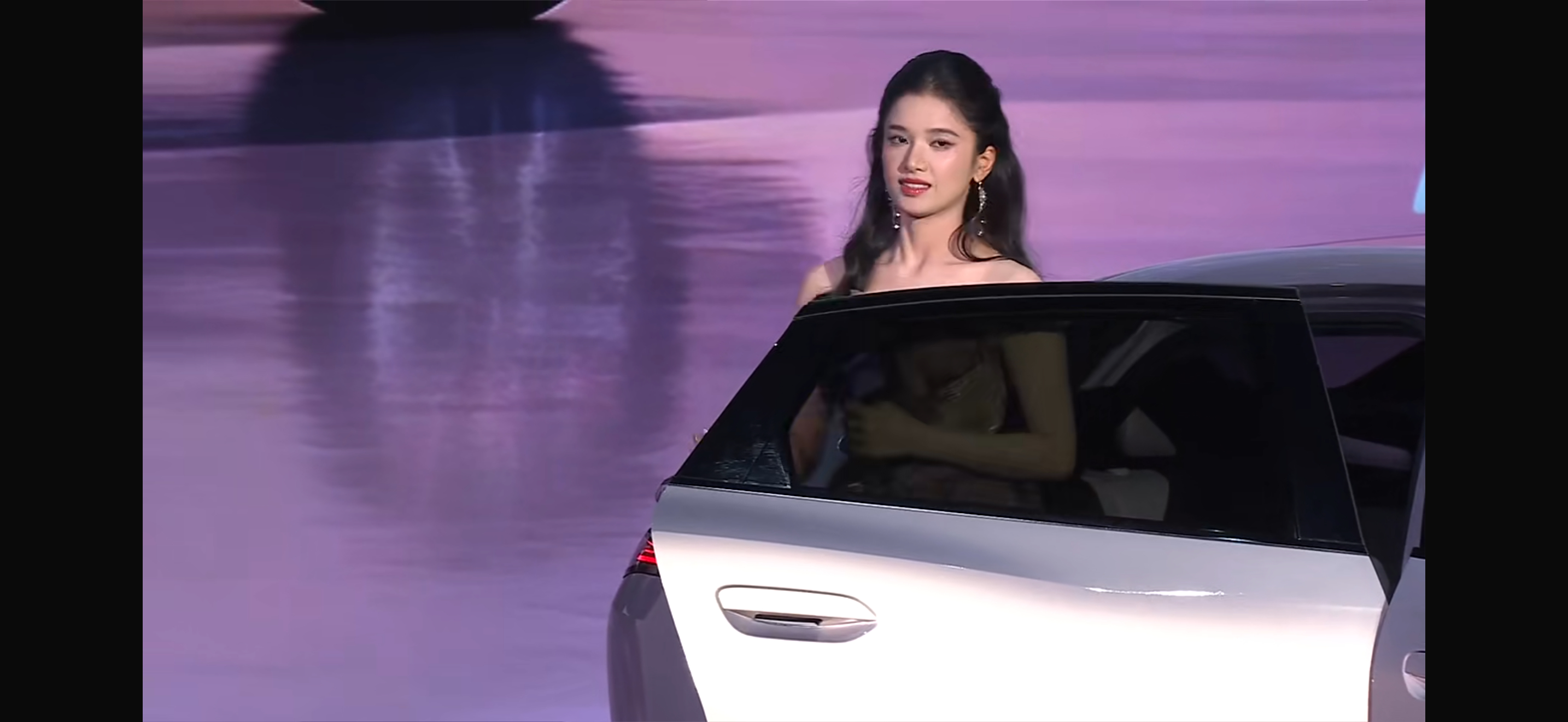 比亚迪秦Max代言人：张婧仪。这不就是《藏海传》里的女主角。 