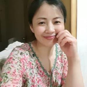 温暖微笑，美好时光，花色衣衫，自然妆容。