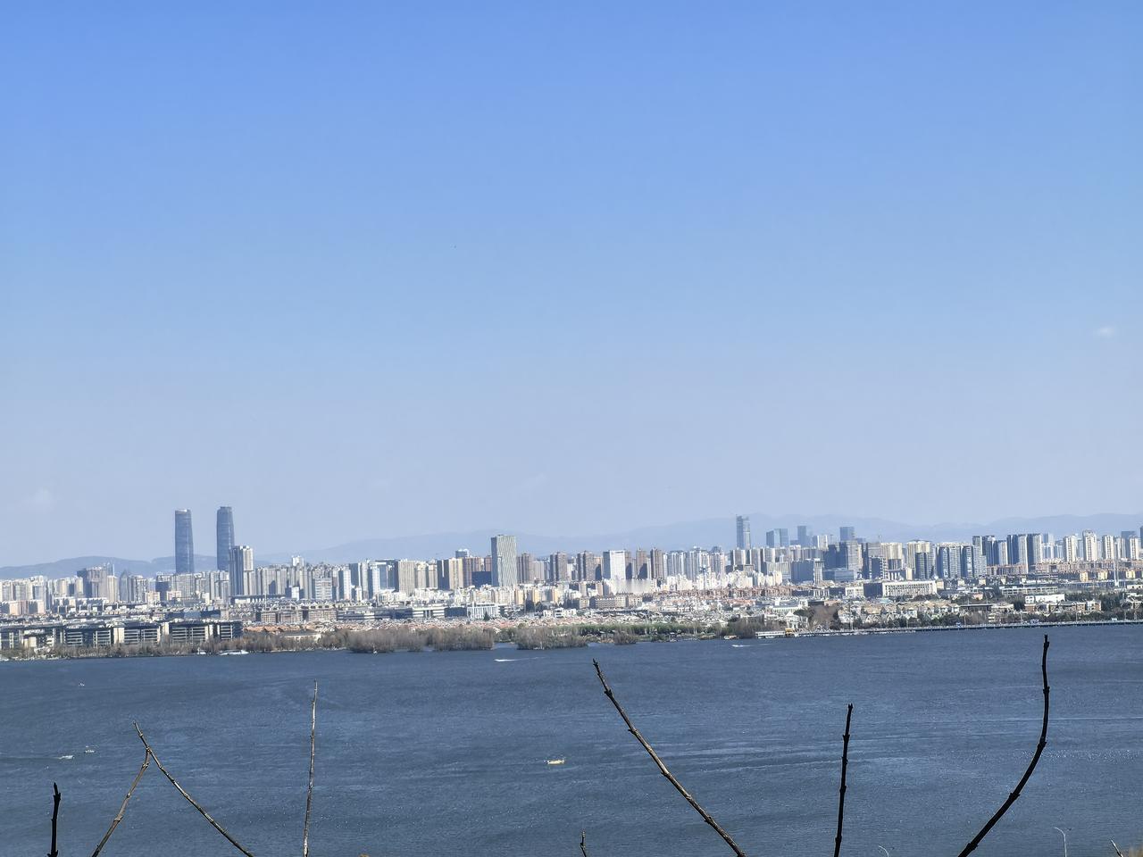 原来有人说昆明是一座海滨城市
这个角度看过来，还真的是一座海滨城市，远方的大家能