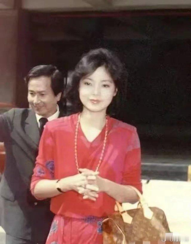 在那个还处于使用粮票的年代呀，她竟然就已经用上了 LV 呢。 ​​​