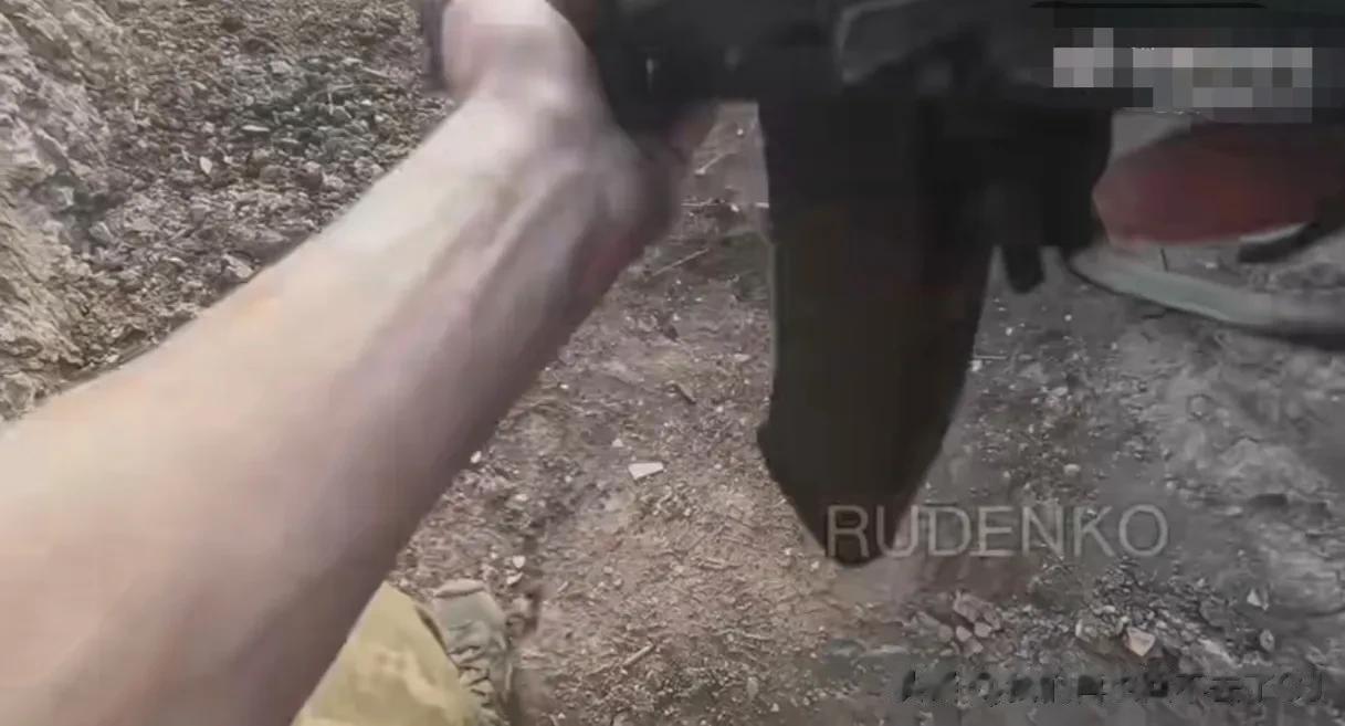 一名乌克兰士兵在阿瓦迪夫卡附近阵亡，GoPro相机拍摄下了他生前的最后画面，他在