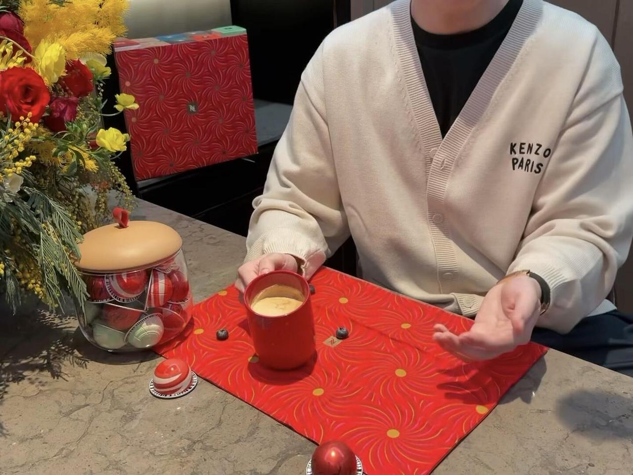 好可爱的楚钦，这姿势和手一看就是他，不露自己，也猜出来了，还是他自己分享！
这是