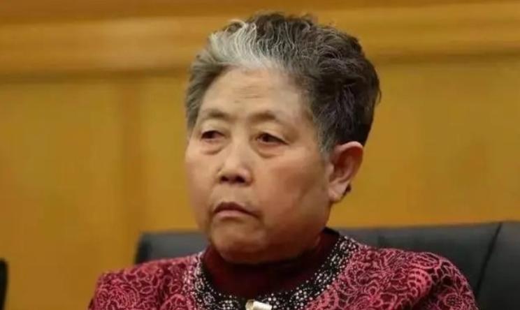 老干妈那帮高管当年提了个方案，说换个玻璃瓶供应商，一年能省几百万，结果计划书直接