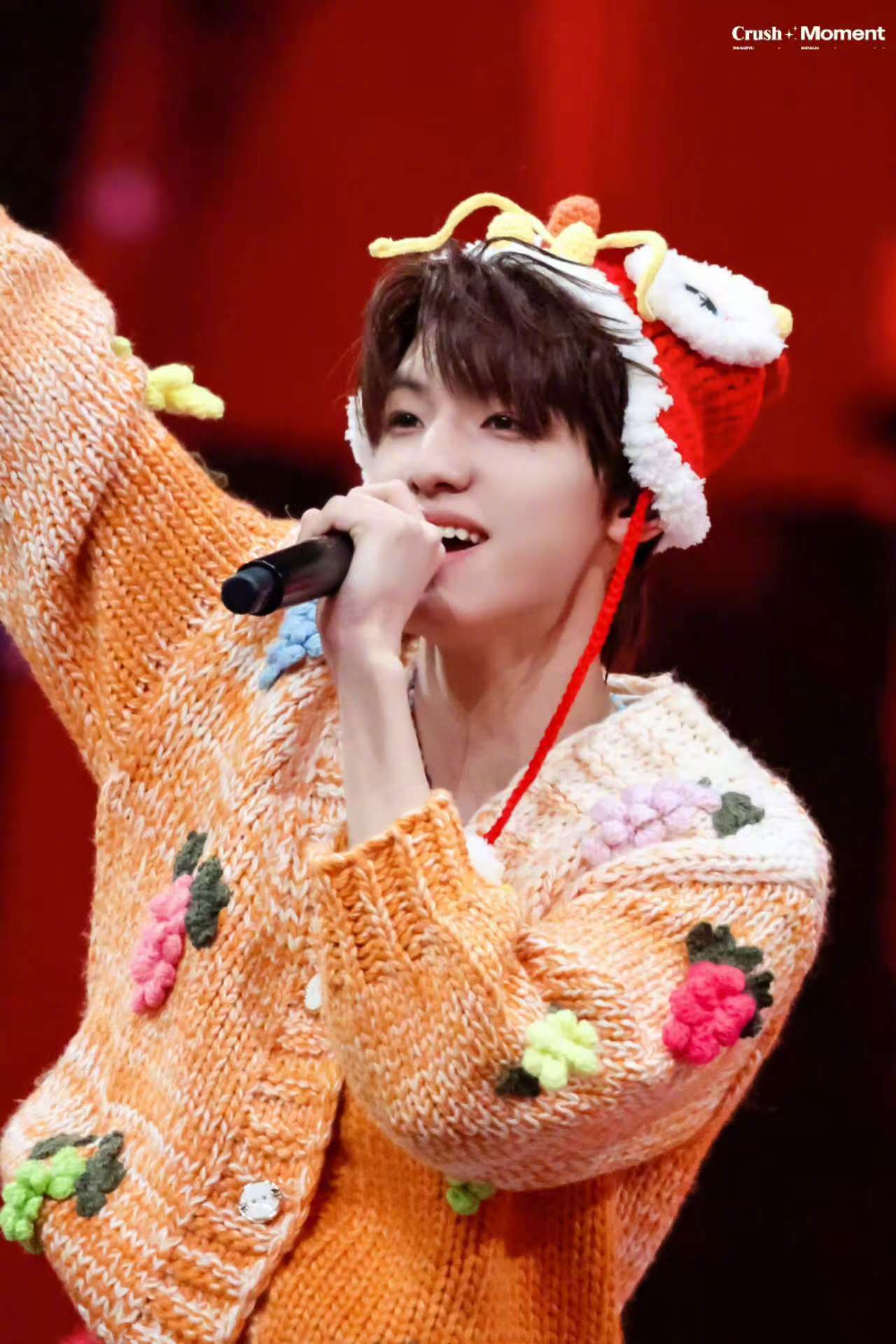 张泽禹染发了 💚 张泽禹新音大屏 弟弟今晚的新年大屏真的超级惹眼啊！染头发的泽