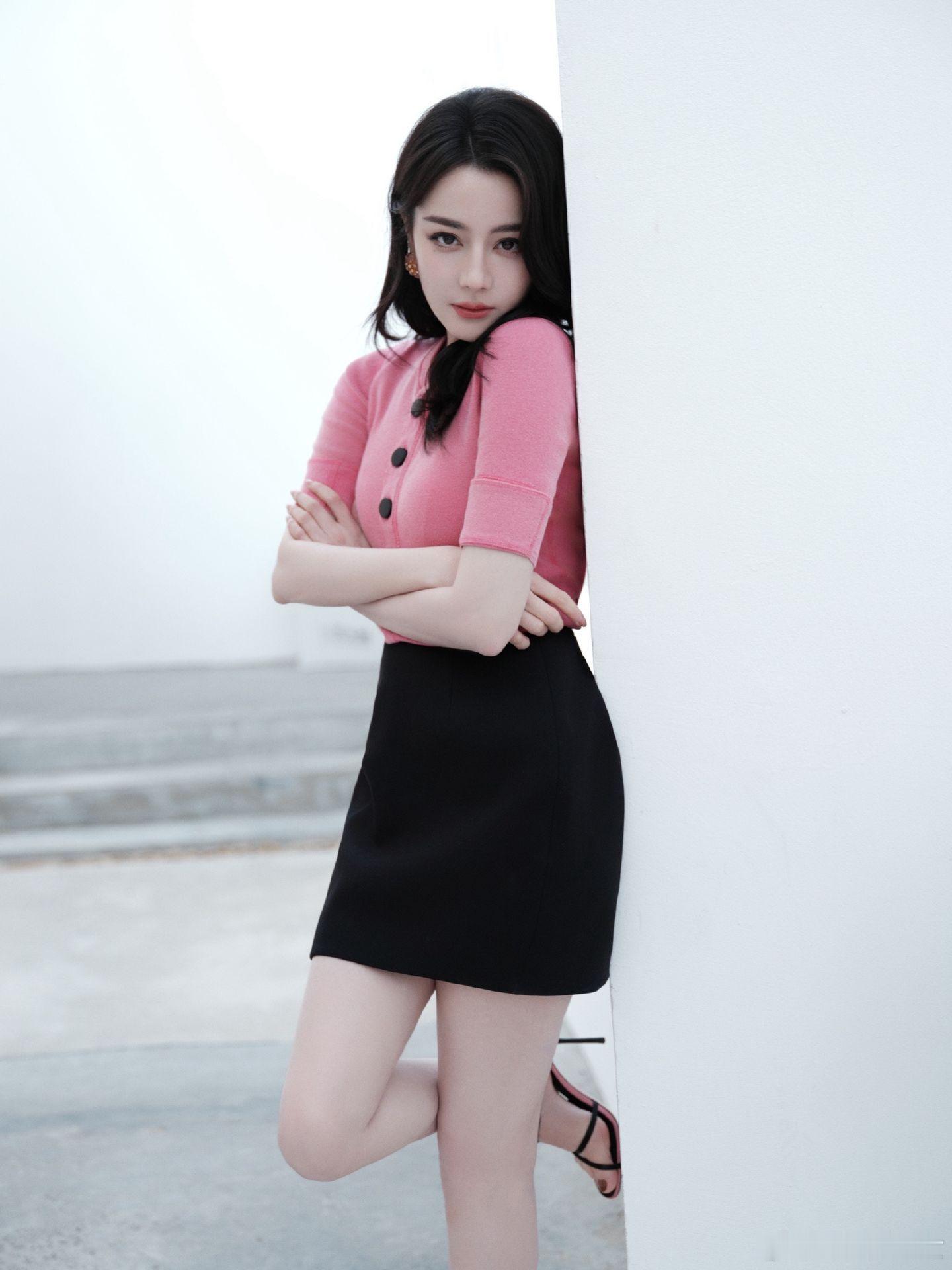 迪丽热巴春日的最佳代言人，大概就是眼前这抹温柔的粉色。她笑意轻扬，眉眼清亮，把整