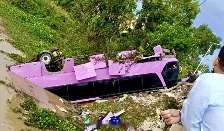 另有24人受伤11月20日凌晨4点左右，在柬埔寨，一辆从暹粒开往金边的双层夜班大