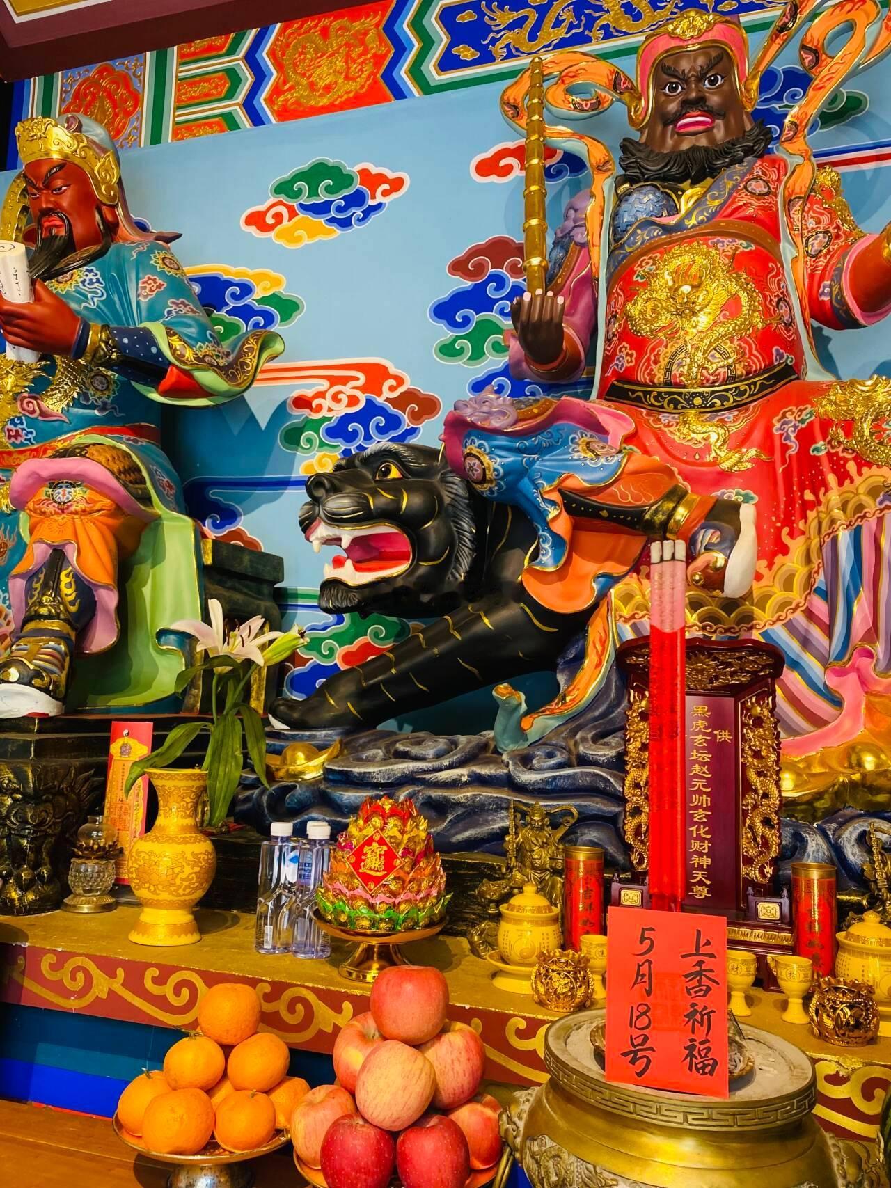 周末大吉，来领取你的十倍好运，5月18日师父在财神殿为众粉加持福慧财运[作揖]（