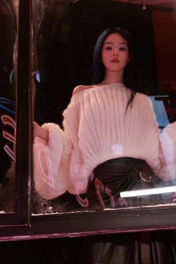 陈都灵行走的绿荷花 将青绿穿成风骨！从星光大赏的薄荷绿纱裙到非遗晚会的绿荷旗袍，