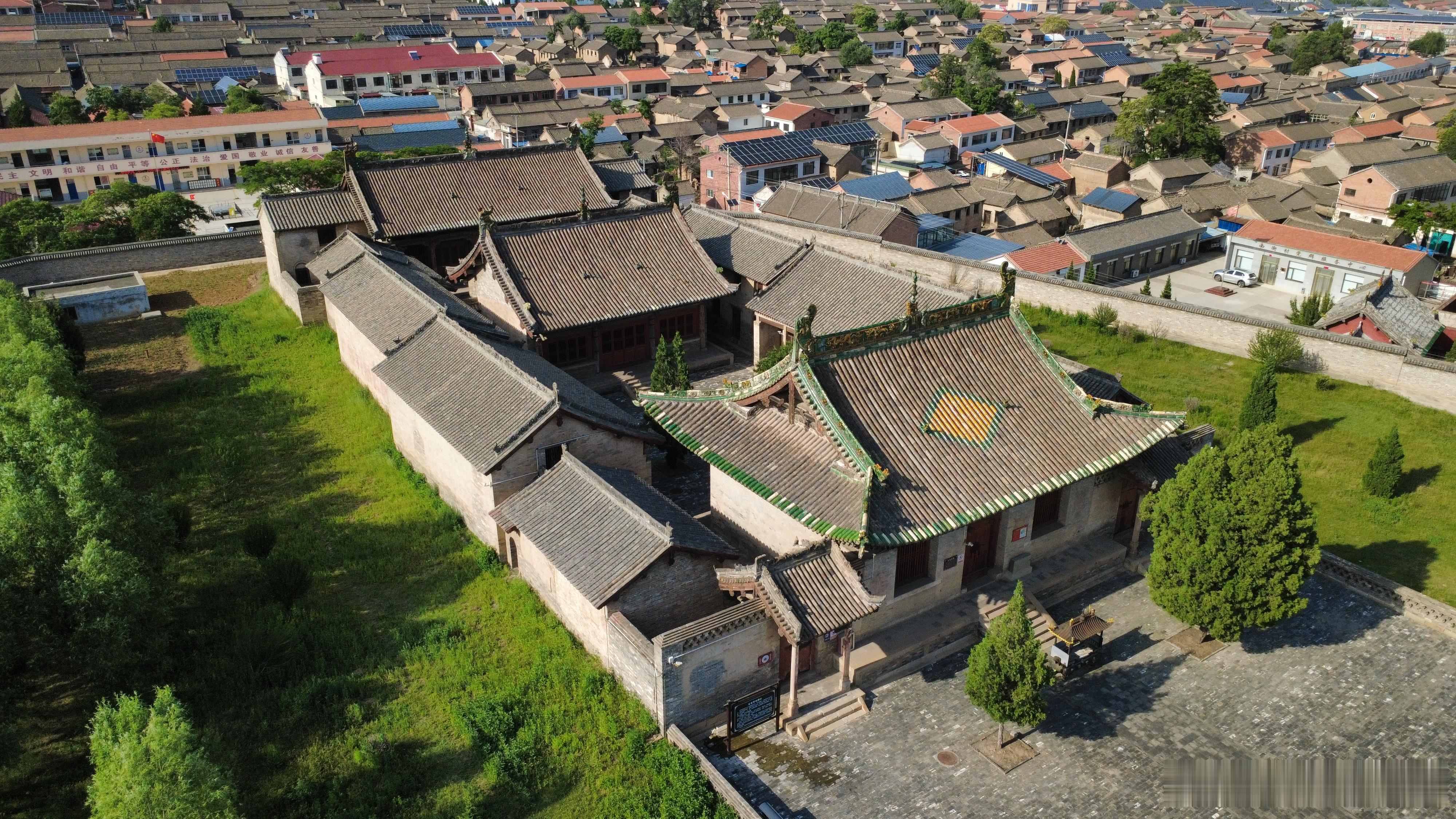 陵川县北吉祥寺，南吉祥寺。两座寺院相隔不远，都拥有北宋木构建筑。晋东南小村庙中，