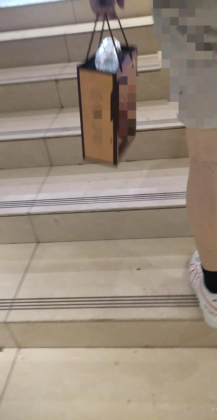我老公今天晚上又买了两瓶白酒，2019年的白酒，说是搞活动便宜，买回家收藏起来，