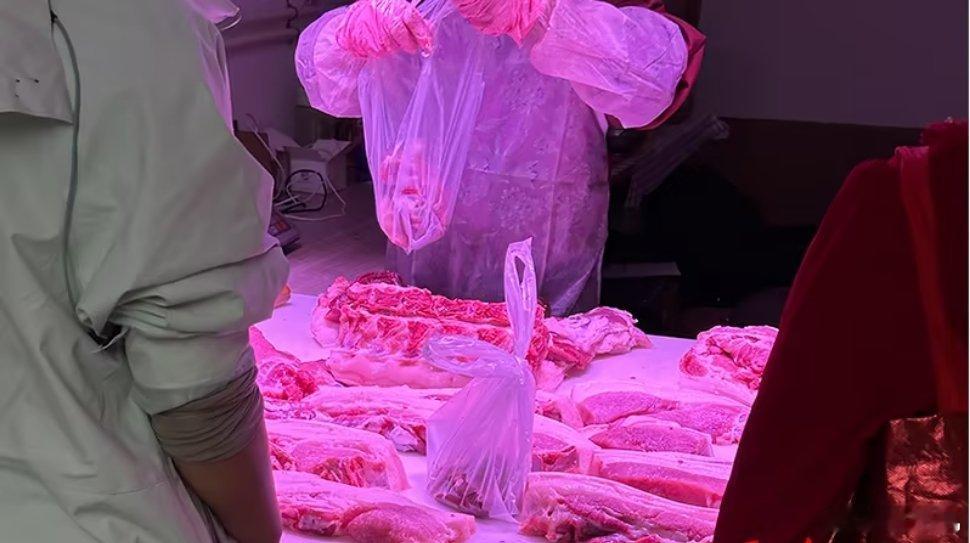 人民网调查美颜生鲜灯乱象据媒体报道，在被明令禁止两年后，生鲜灯仍然出现在部分市场