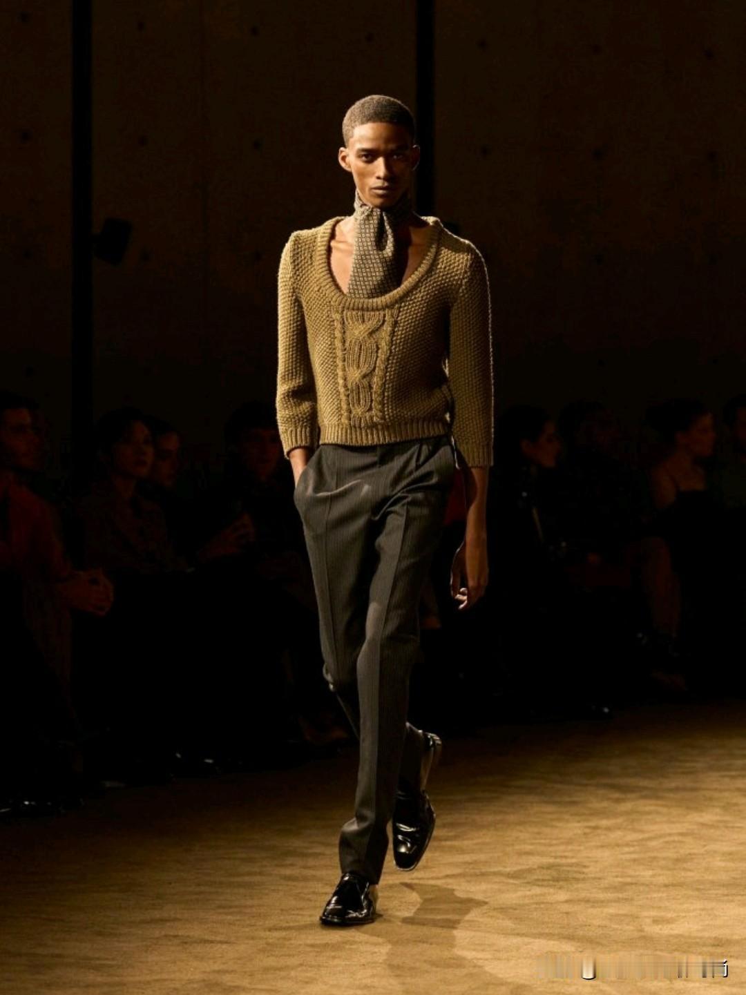 Saint Laurent 2026秋冬男装，以利落廓形续写品牌经典冷冽美学。本