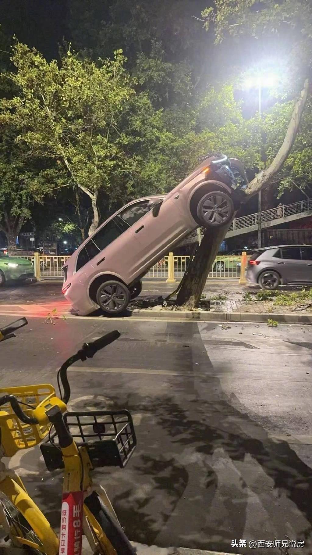 把车能开成这样，确实有点让人难以理解[祈祷]
（注：图片来源于封面新闻）