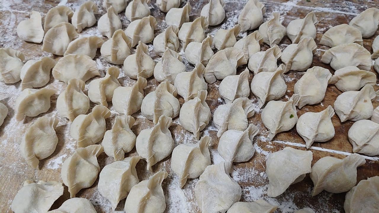 这一盘饺子，包的哪是馅，全是咱们普通人最踏实的烟火气！
 
你看这饺子，有捏得周