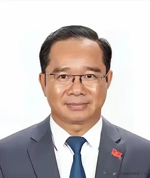 越南一位教授一句话
点破了关键：
“要不是熊猫在前面挡着，亚洲早被撕碎了！”这话