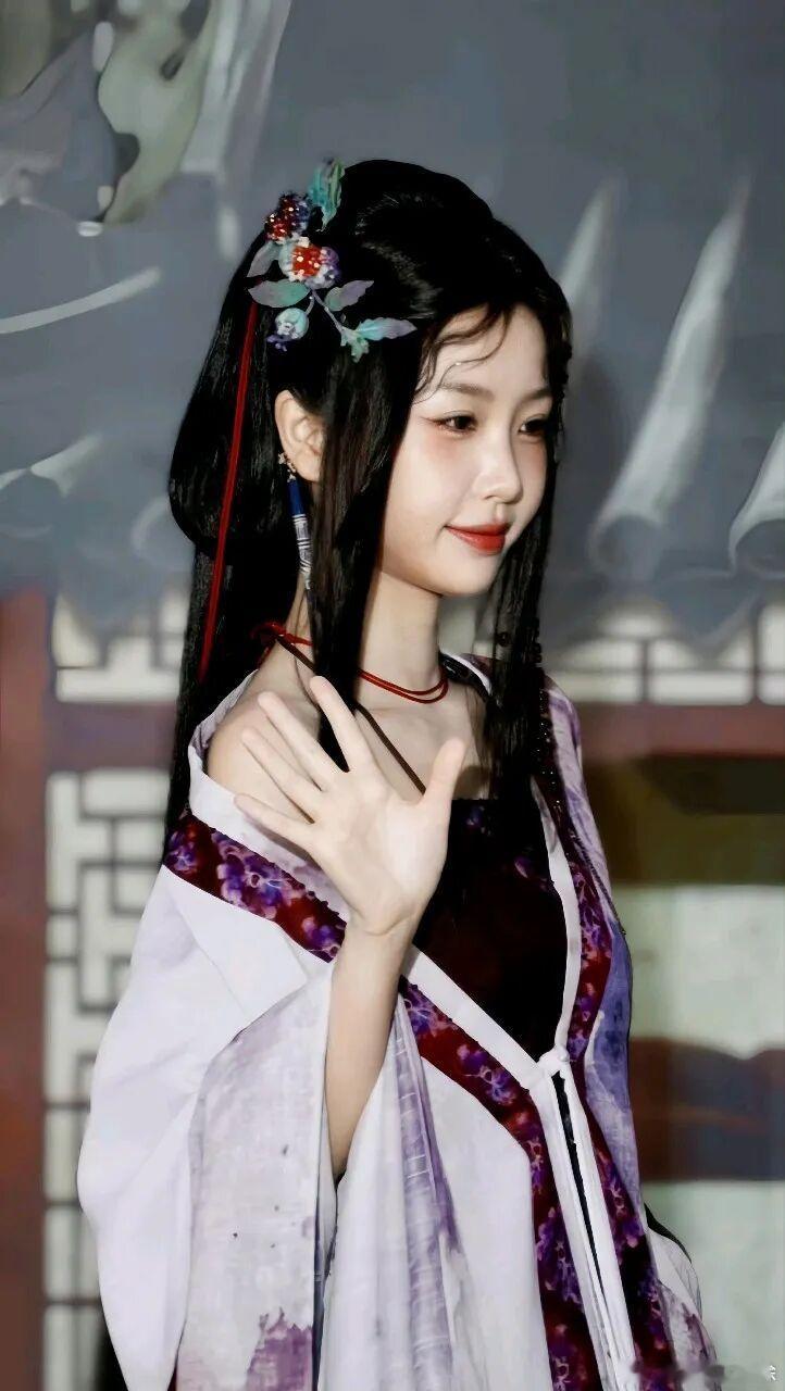 虞书欣坐在蚌壳里拍照这部剧一波三折，书粉真的等了太久，这次总算尘埃落定！这部剧在