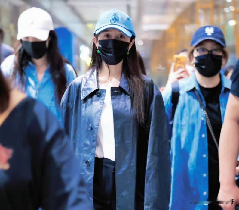 出发啦！杨幂现身机场出发戛纳，将于《酱园弄》主创一起走红毯。据悉，这也是她在《画