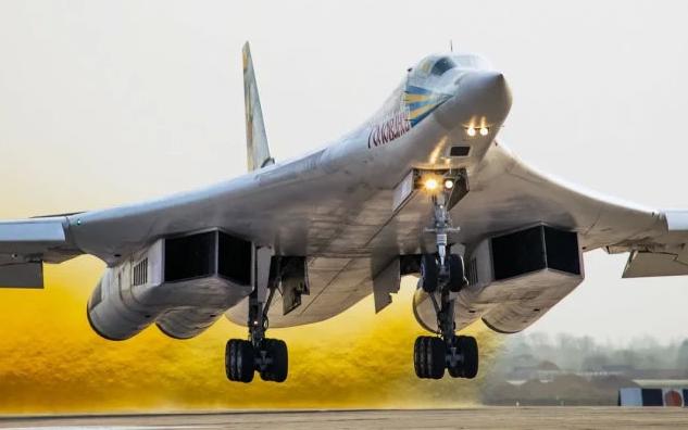 中国空军的轰-6K/N轰炸机，作战能力已经超过了俄罗斯的图-160轰炸机？

这