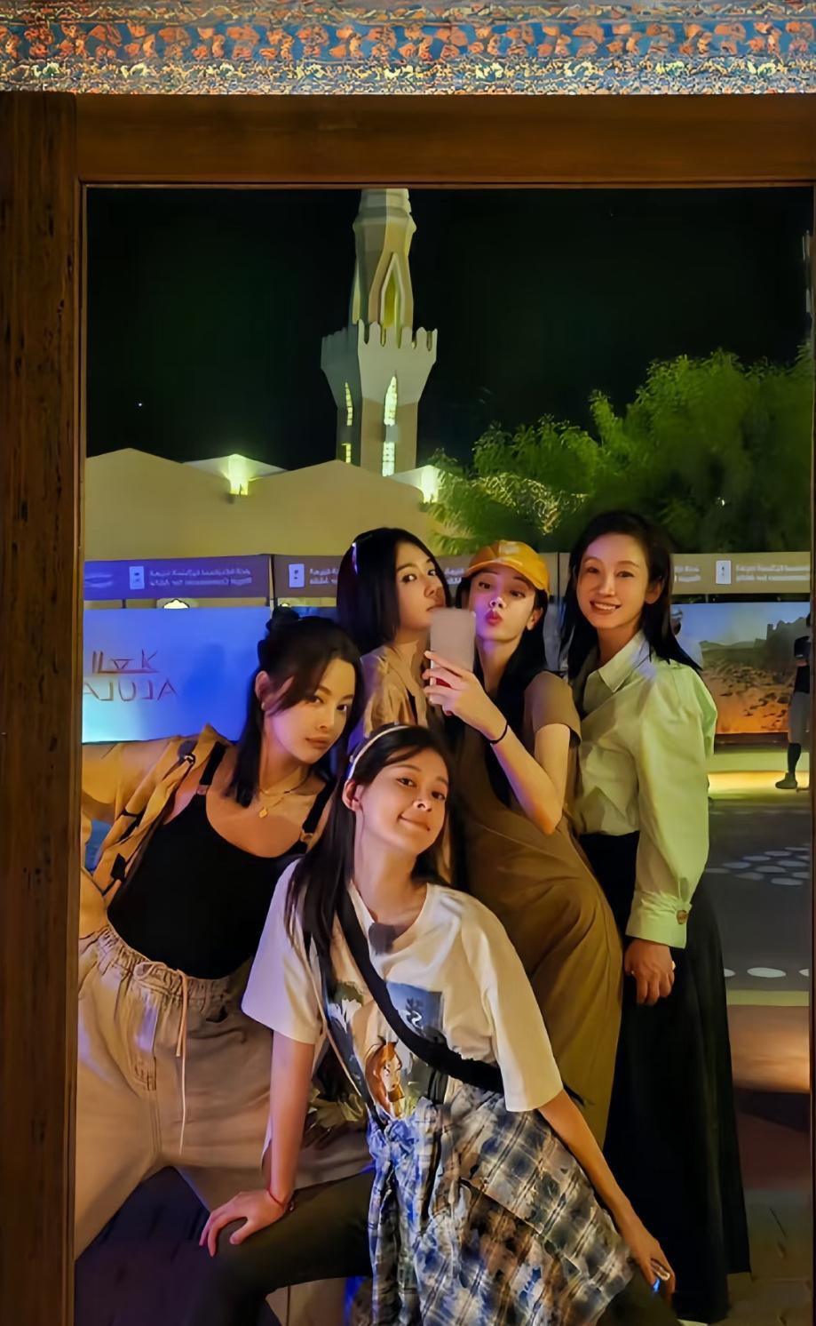 你绝对没看过的北斗七行合照因为这不是北斗七行这是东北五凤😂 ​​​