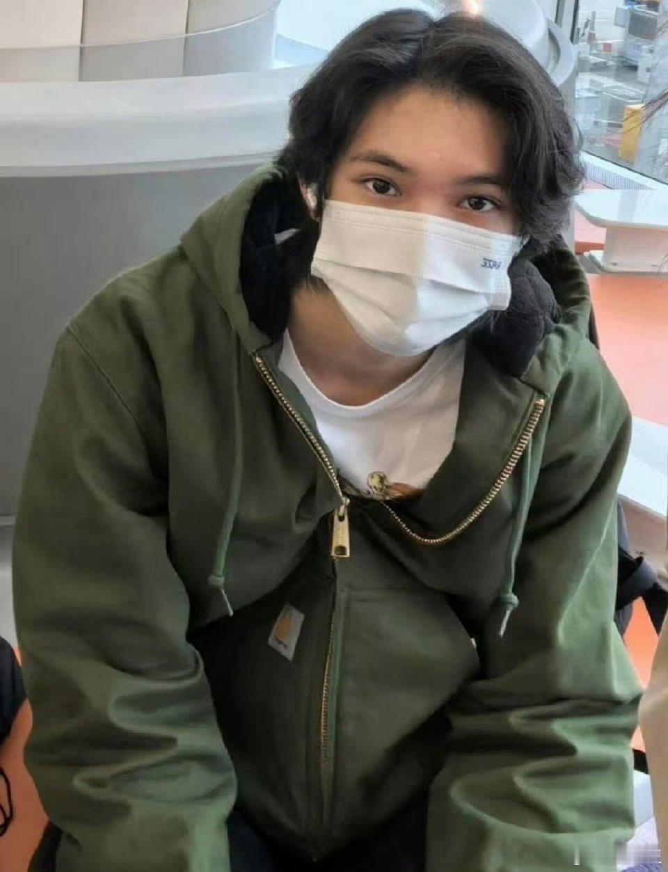 对基因起了敬意，不愧是袁咏仪张智霖的儿子。 