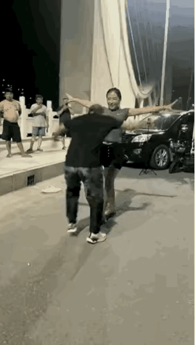 旋转飞人！这样的表演，如果想买个保险，应该没有哪个保险公司敢接受吧！[捂脸]