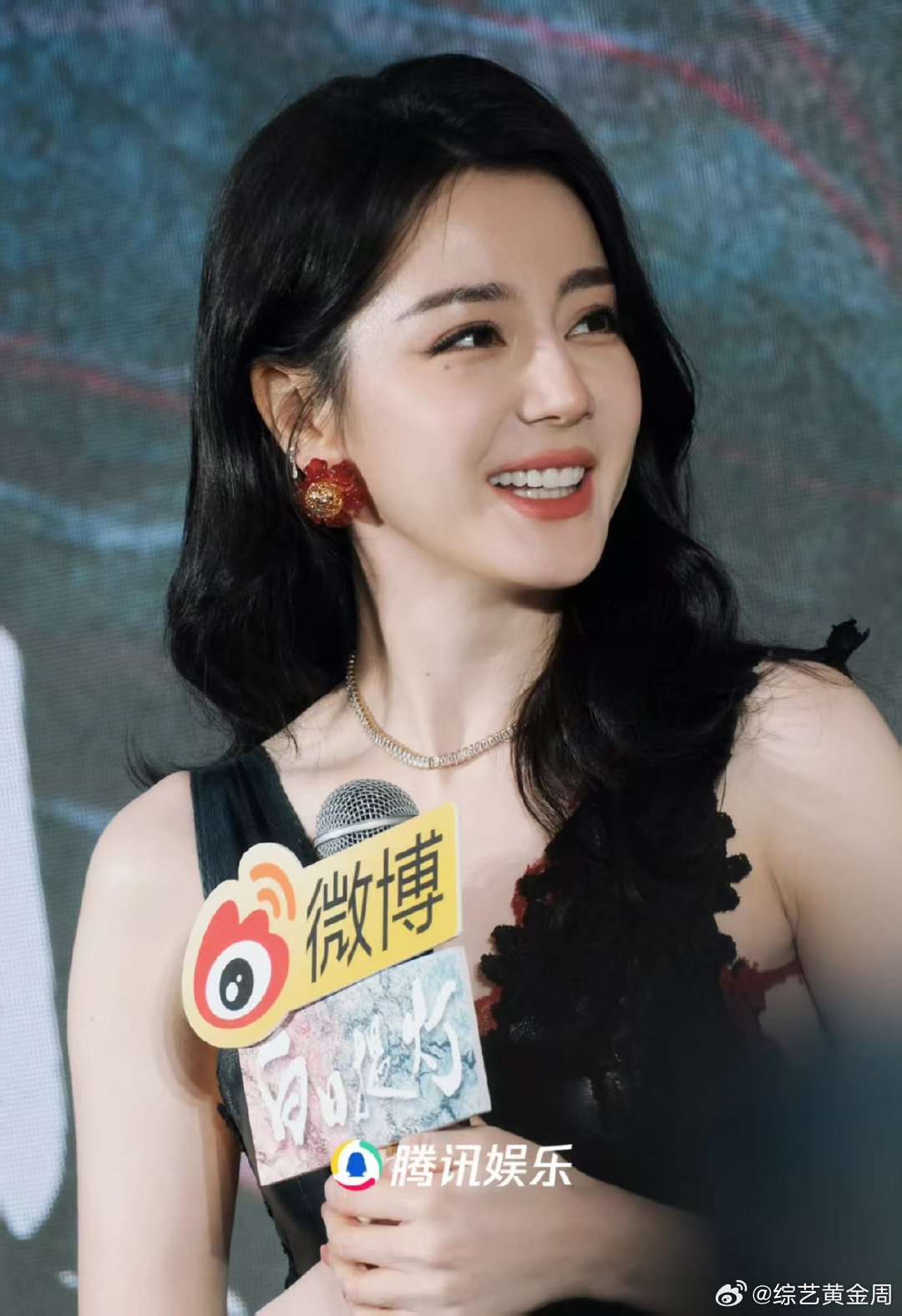 迪丽热巴企图萌混过关迪丽热巴可爱小心思藏不住，玩游戏第一轮跟不上就撒娇卖萌，企图