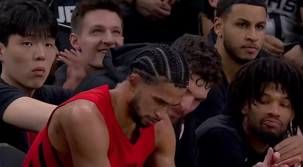 今日进行的NBA季后赛G5，开拓者客场挑战马刺。双方首节战罢，开拓者暂以24-3