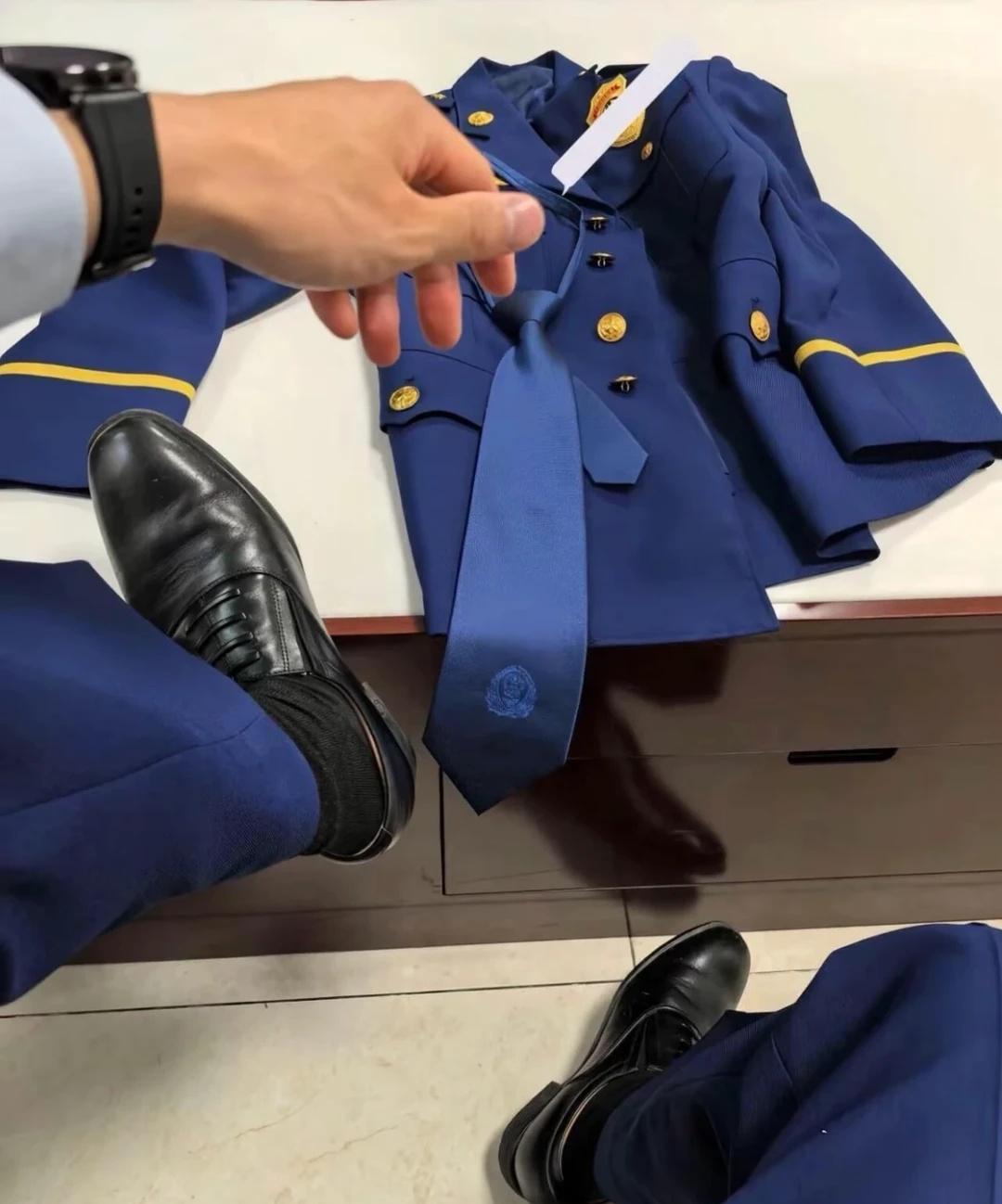 牵个手
火焰蓝 保安日记 致敬消防员