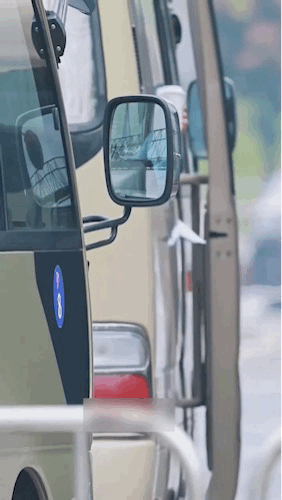 49岁的李小冉，现在穿衣的风格越来越素了！怎样的女人是容易让人欣赏的呢?李小冉 