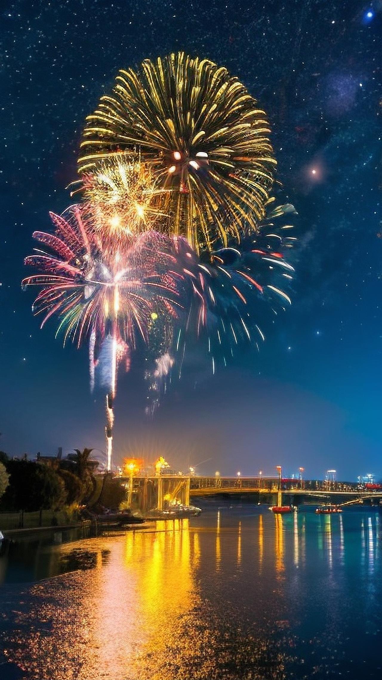 上联：仰目烟火，双耳震聋，华夏今夜万家欢；