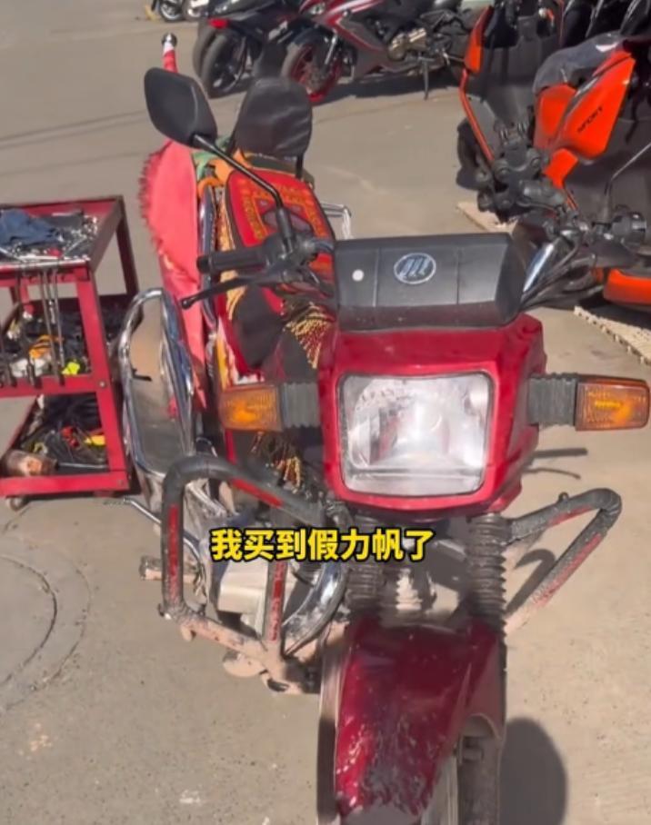 女生在拉萨买摩托车骑回成都，骑了2000多公里，车子突然打不着火，送到修理店维修
