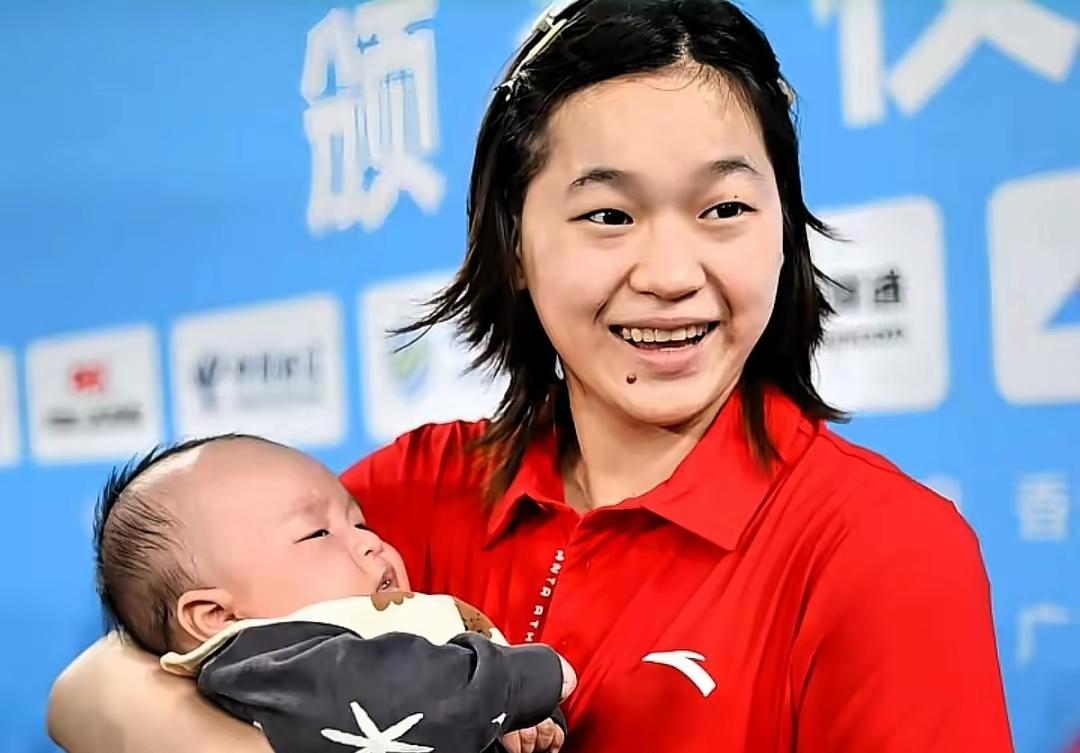 全红婵还有这一面，看起来真的好温馨啊。
全红婵本人也是抱着师兄的谢思埸的孩子，