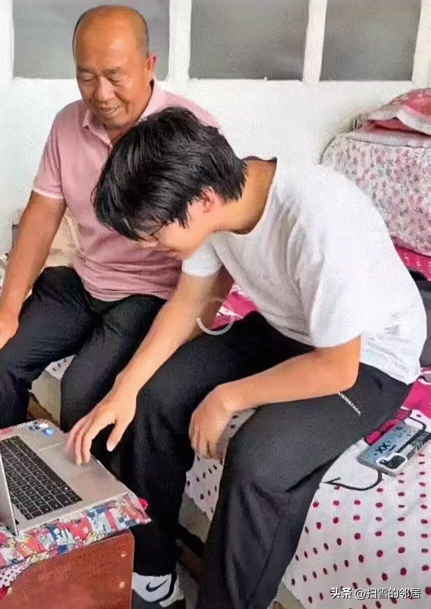 高考查分，一男生和爷爷一起在电脑前查分，不料男生输入自己准考证号后，这分数查出来