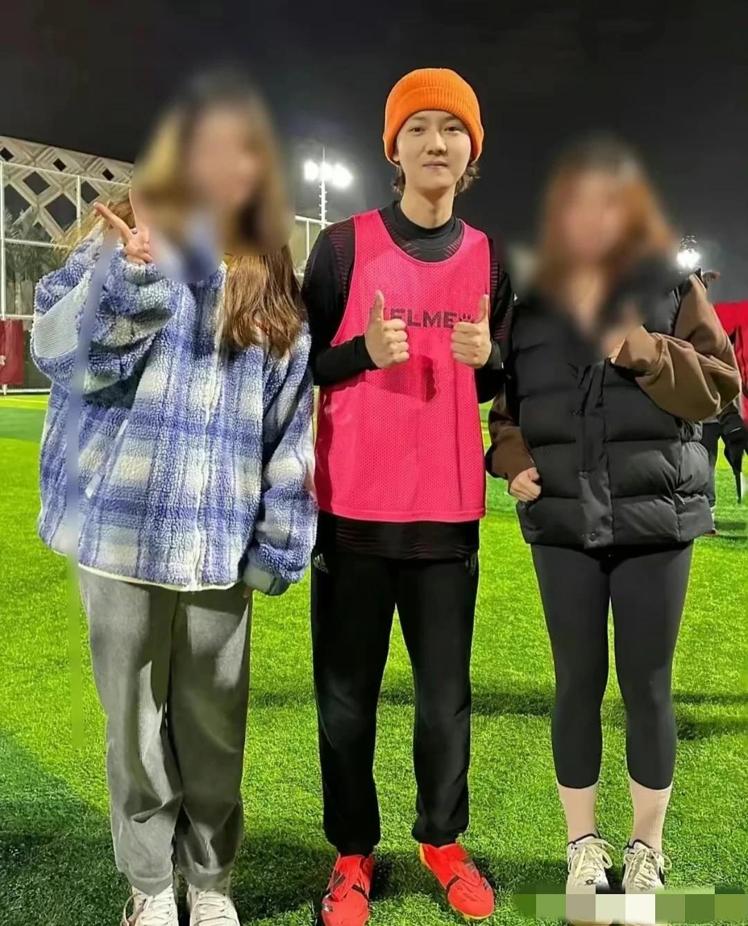 鹿晗自曝已经戒碳水很久…，但他还是难以控制地姨化了……

网友嘲他失控姨化是因为