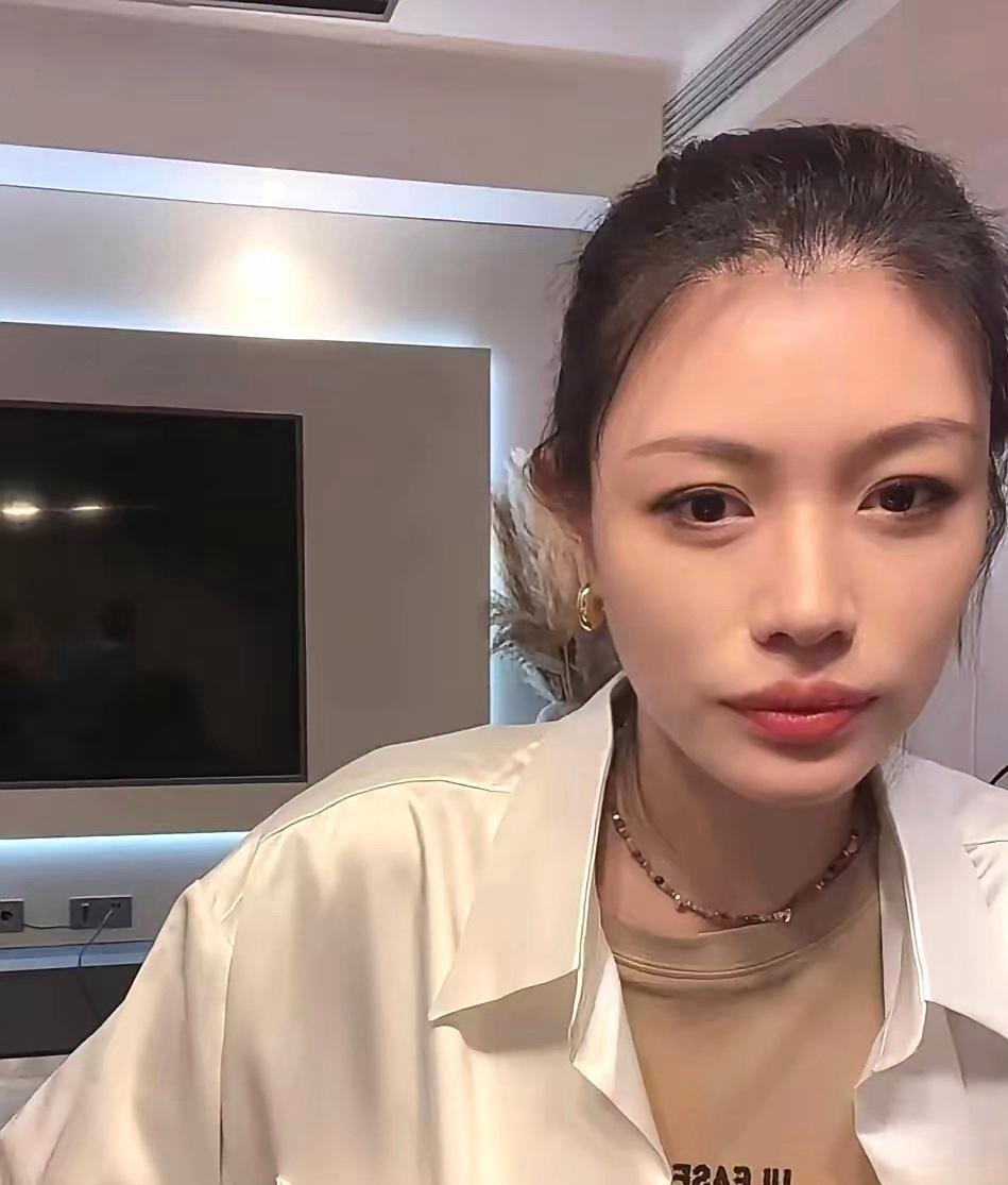 终于明白了，葛荟婕为何会深夜破防——不是因为女儿小苹果不愿搭理她，而是看到汪峰和