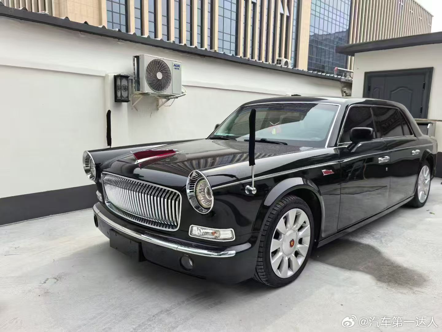 车上插个旗，身份是个谜。真正的强者，从不用喧嚣证明自己。红旗L5，国之重器，东方