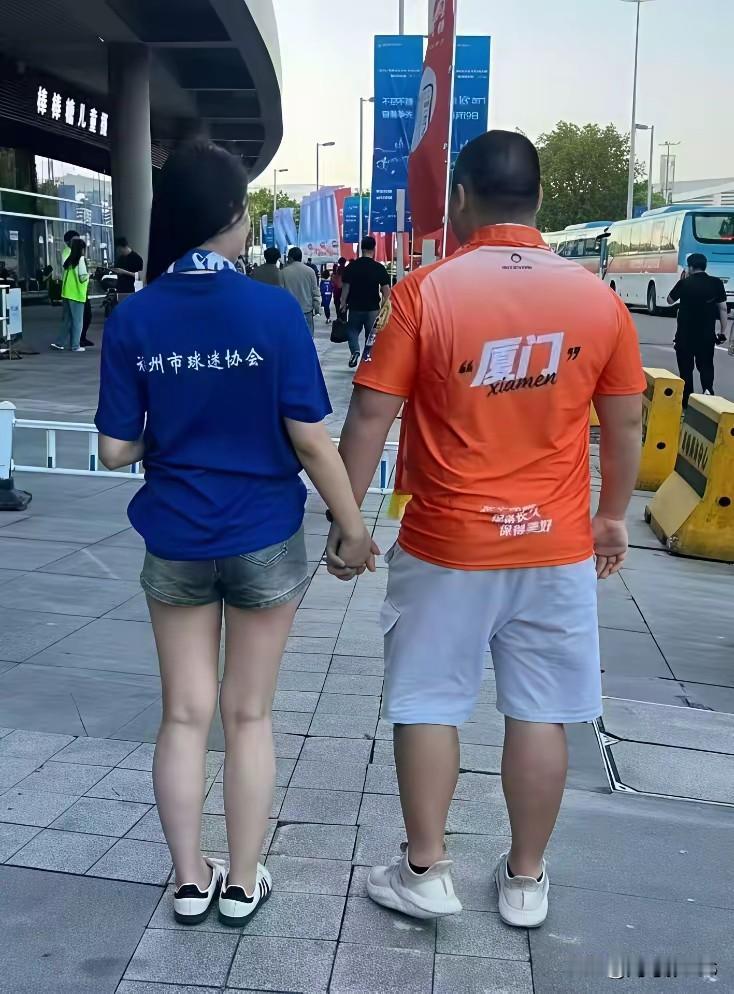 一个福州球迷，一个厦门球迷。这下有点难，厦门赢福州，这个男球迷改高兴还是下跪，大