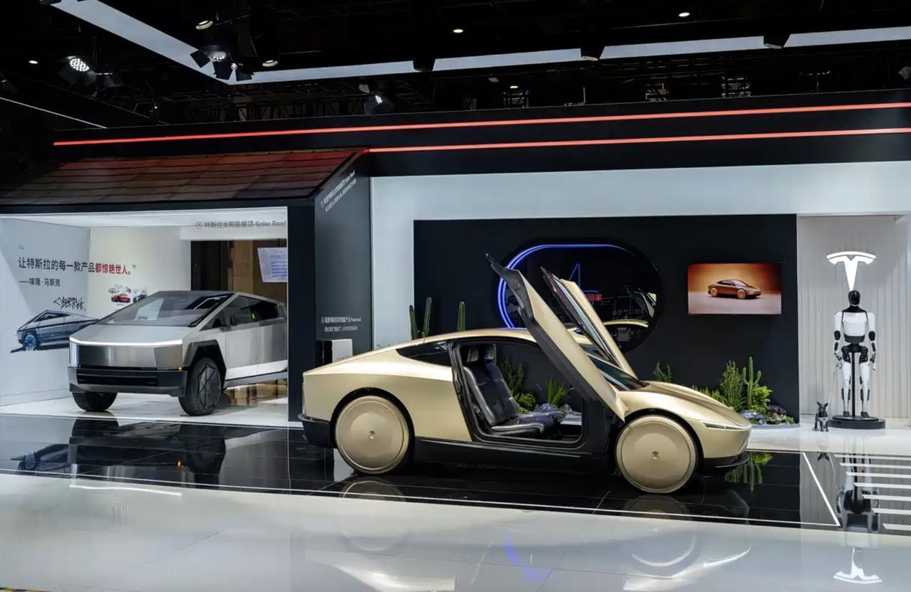 特斯拉Cybercab无人驾驶出租车在2025年进博会中完成亚太首发亮相。
特斯