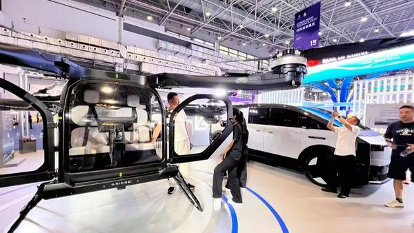 在第六届消博会上，科技前沿的创新成果与首发新品纷纷亮相，宛如一场未来科技的盛宴，