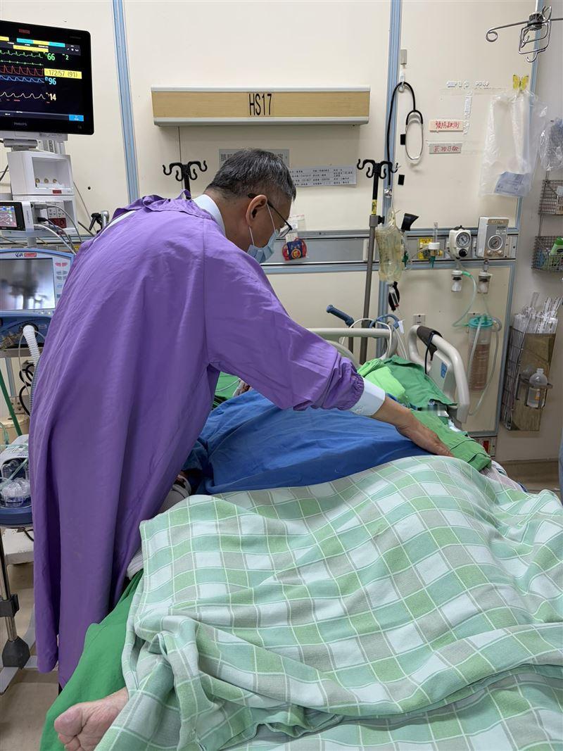 黄珊珊母住加护病房！柯文哲探病画面曝

民众党立委黄珊珊母亲今年已高龄96岁，近