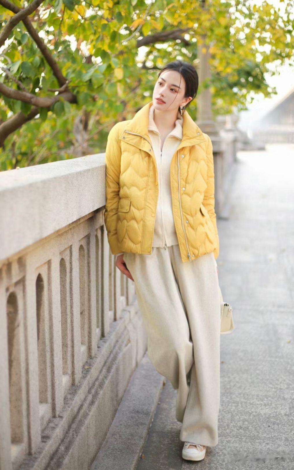 长款羽绒服不兴了！今年冬天“衣穿短，裤穿宽”才高级，保暖显瘦
长款羽绒服已经过时