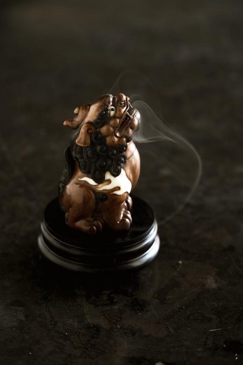 这类香炉，有的做“器”，有的做“气”。

这一件，更像后者。

鹿角材质自带野性