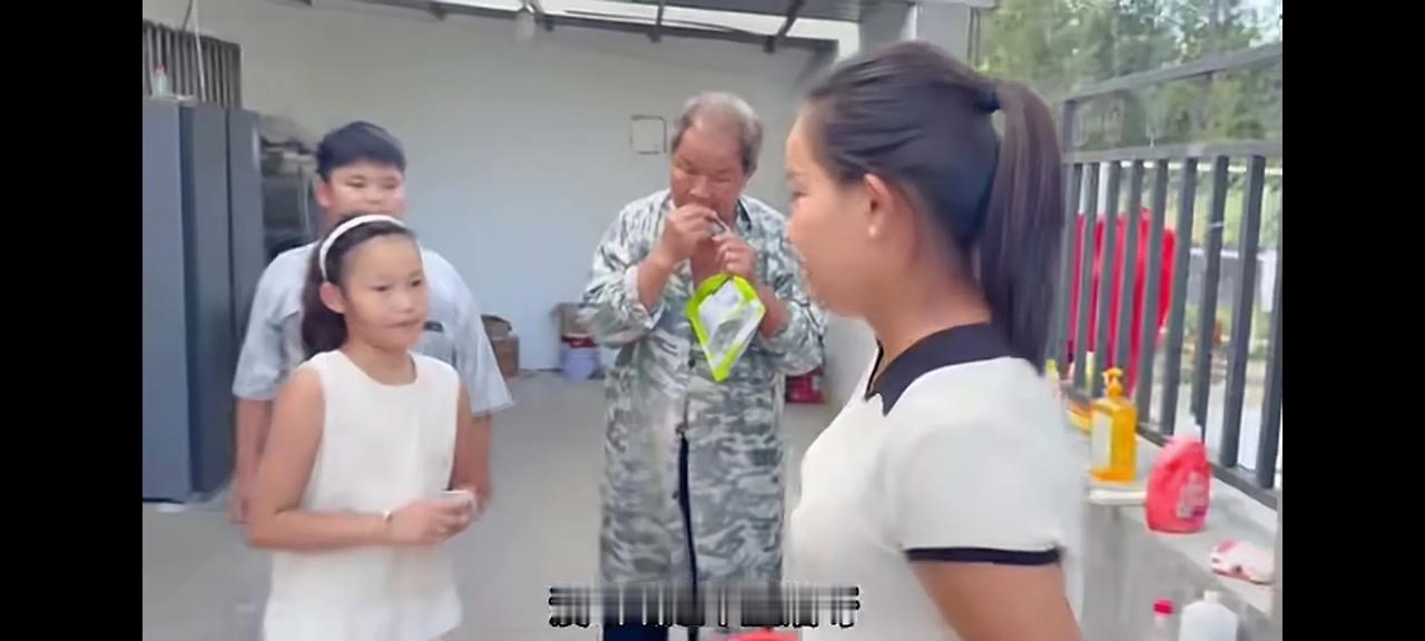李佳带仨孩回家了
阿杜一次次去接李佳回家，老壳子三翻五次也去李佳娘家，找李佳，用