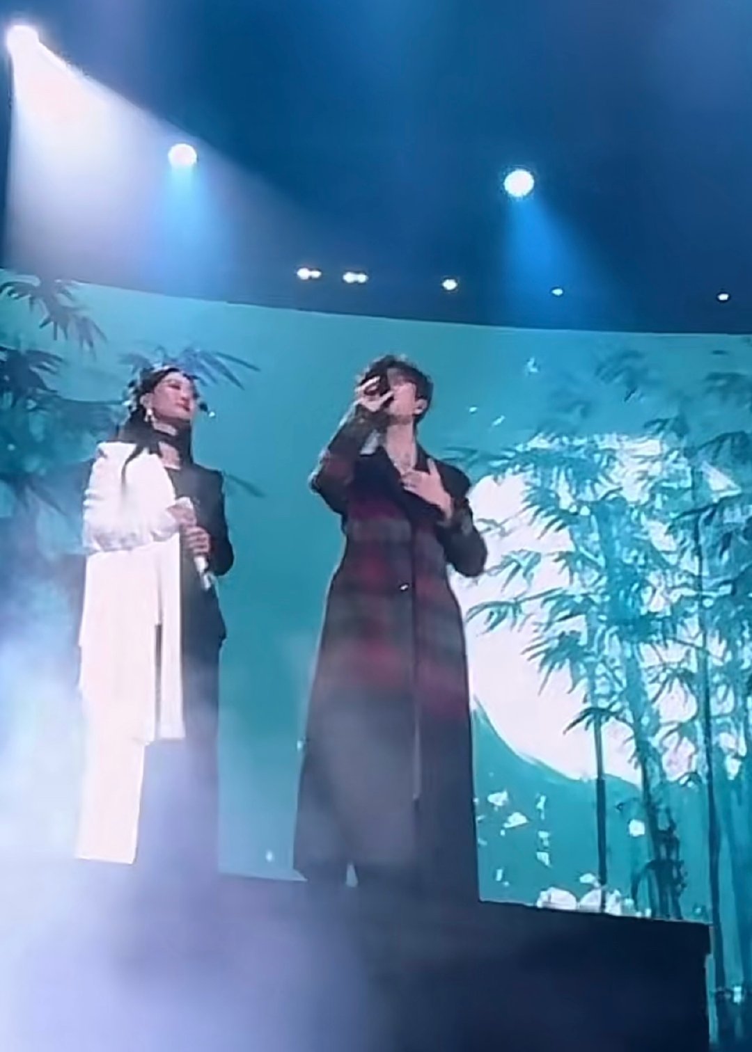 许嵩谭晶唱了惊鸿一面许嵩谭晶牵手合唱许嵩谭晶唱了惊鸿一面 