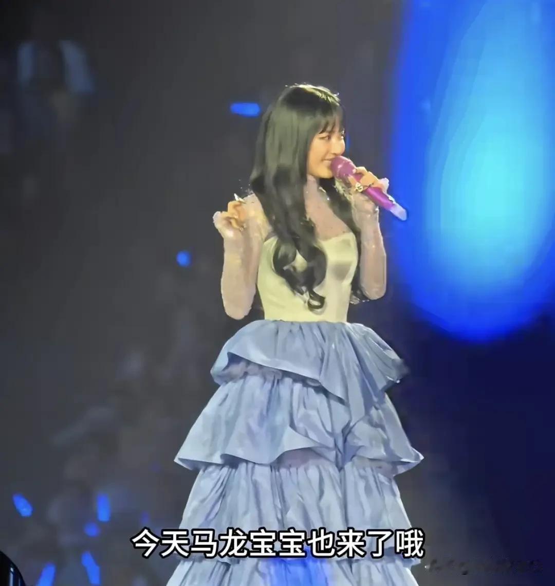 马龙带着妻子夏露出现在，蔡依林的演唱会上，蔡依林说，马龙宝宝也来了，并且带着漂亮