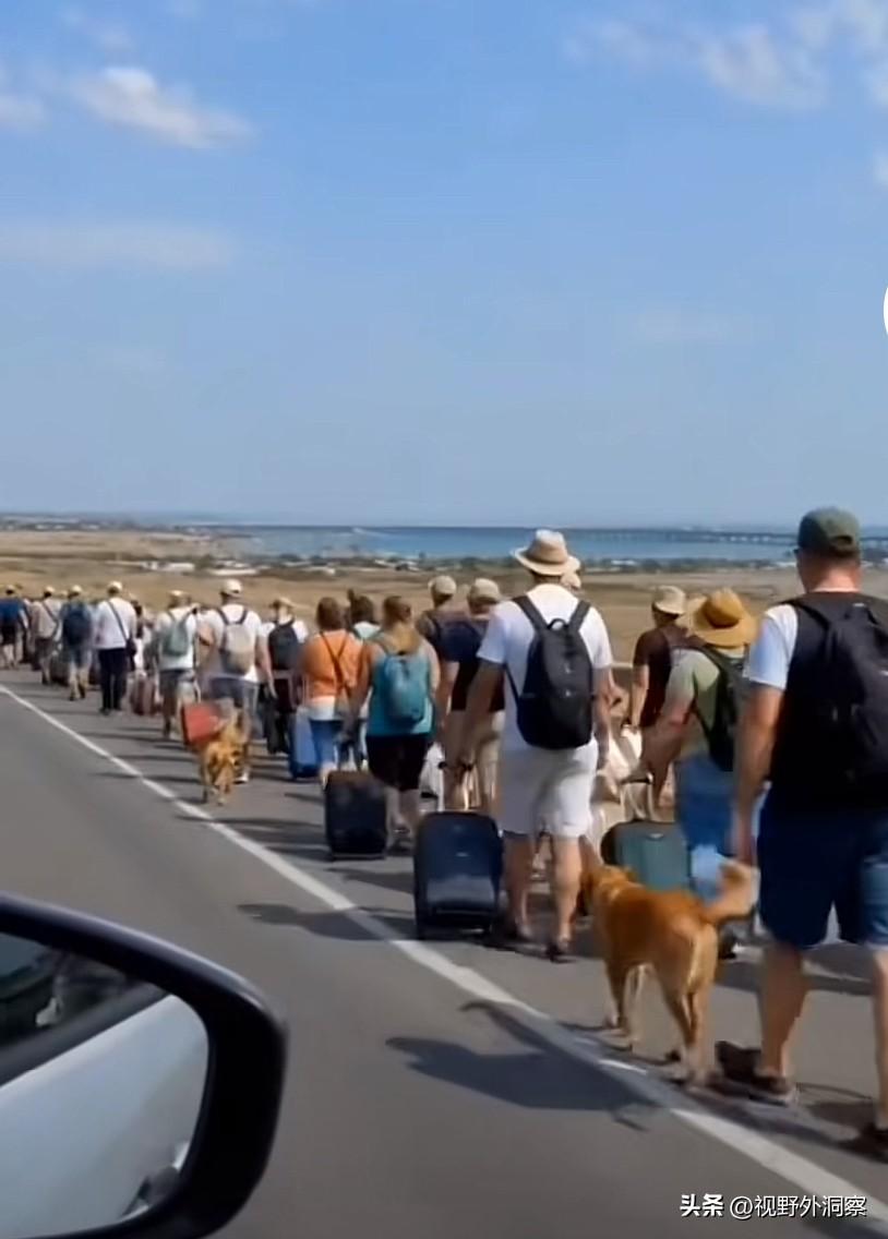 俄罗斯抛弃了自己的难民，克里米亚的俄人徒步逃离。
       克里米亚被乌克兰