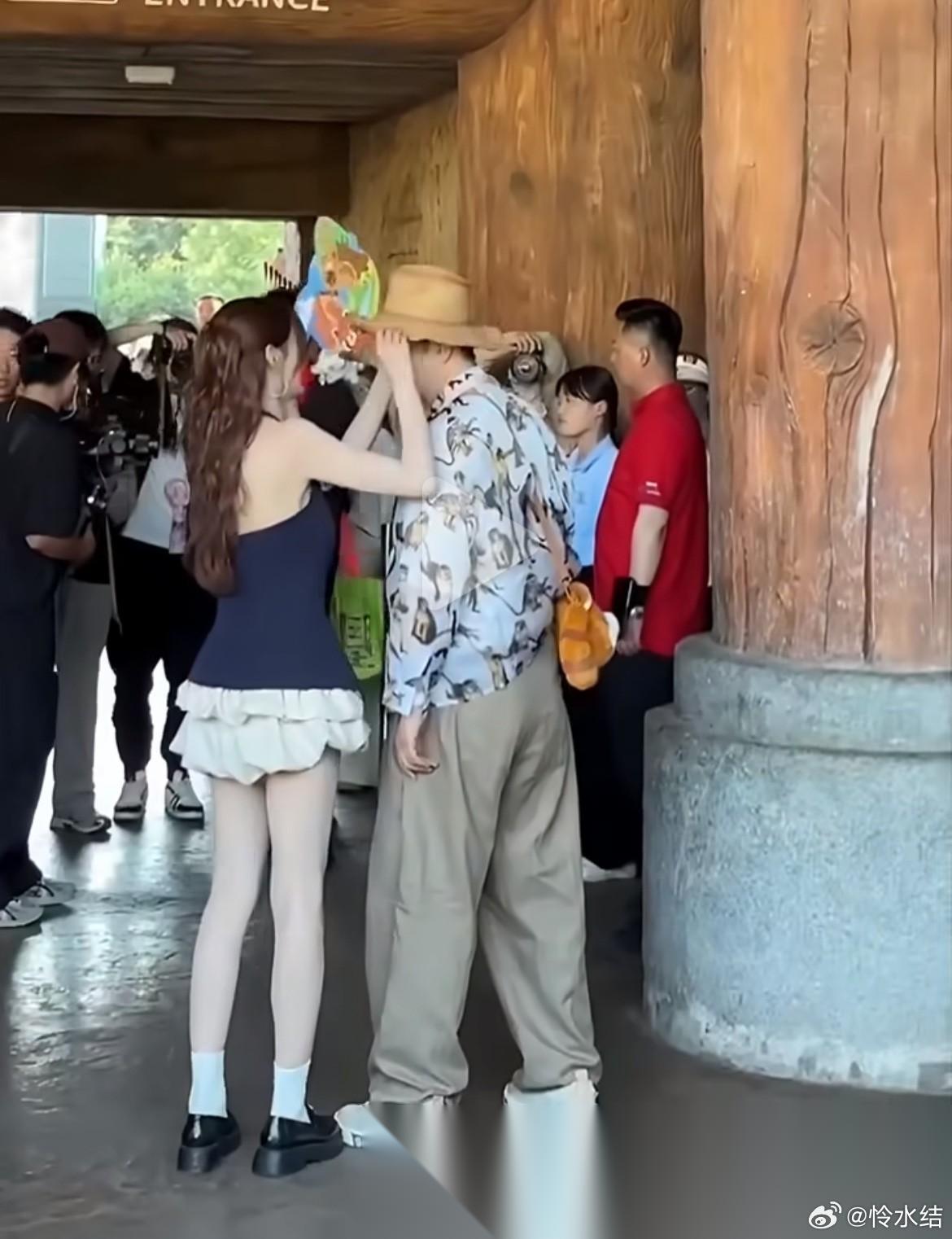 妈呀，全身涂粉原来这么明显啊！ 这真的白的有点瘆人了。 不过沈梦辰真的没有骗人，