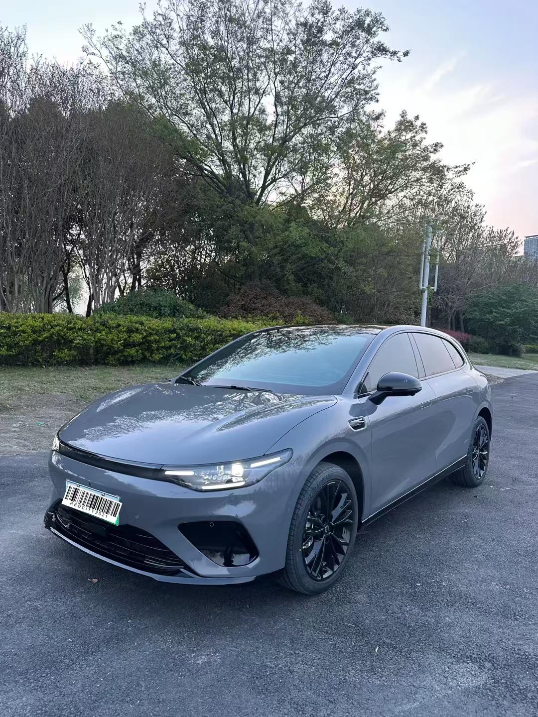 我试过好几台同价位的电车。不是不好，就是转弯总得倒一把，窄路掉头心里没底。
直到