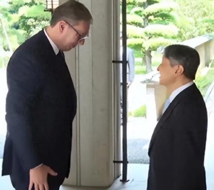武契奇，给中国上了清醒的一课！他用实际行动证明：真正的国家生存智慧，从不是把鸡蛋